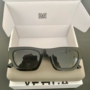 VEHLA Finn Sunglasses in Black/Smoke